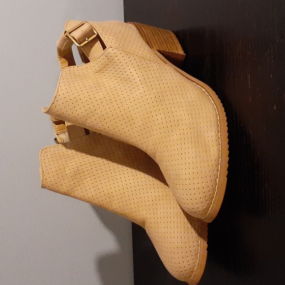 Tan Shoe Booties Size 9 NWOT - Picture 1 of 8